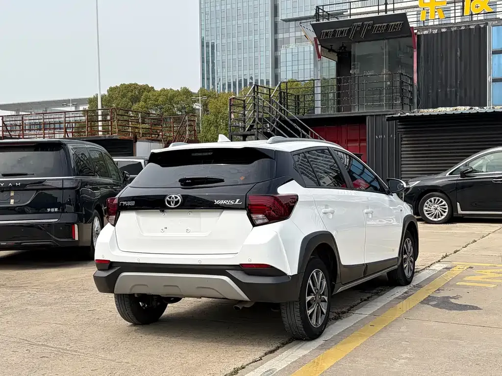 Toyota Yaris L — фото 3