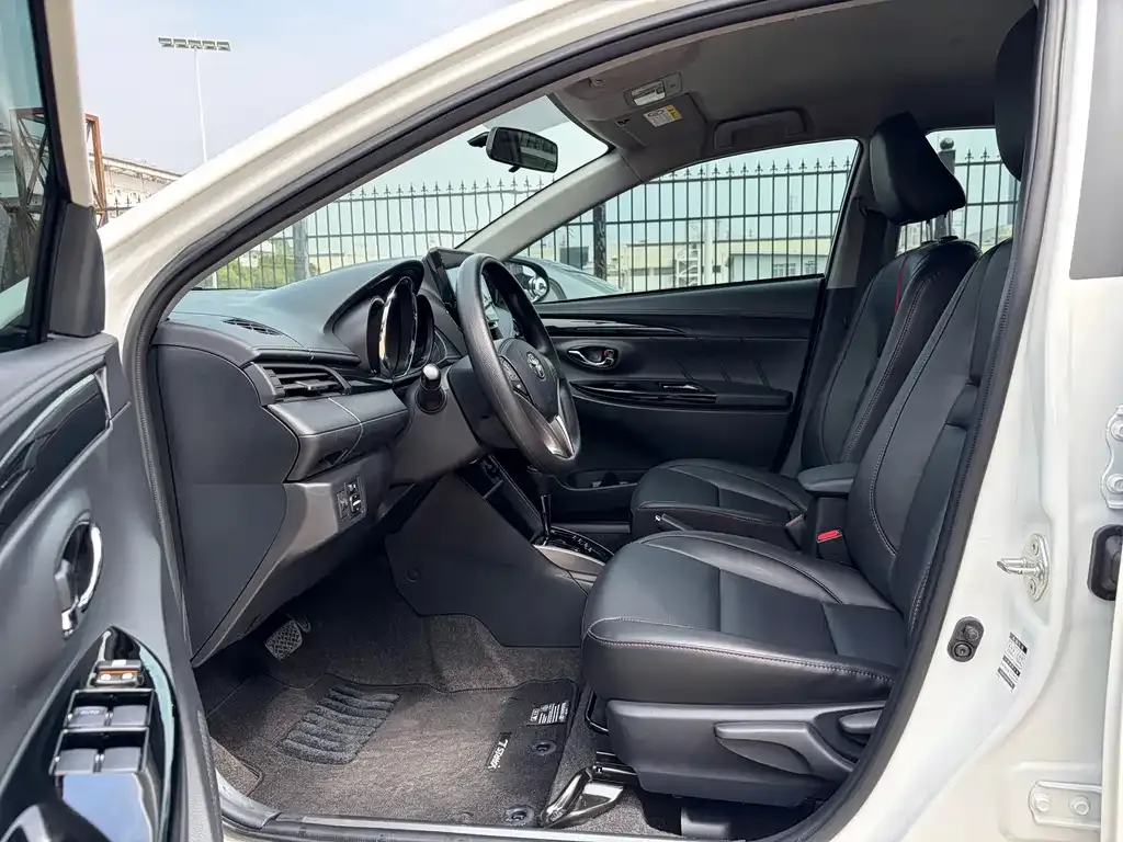 Toyota Yaris L — фото 2