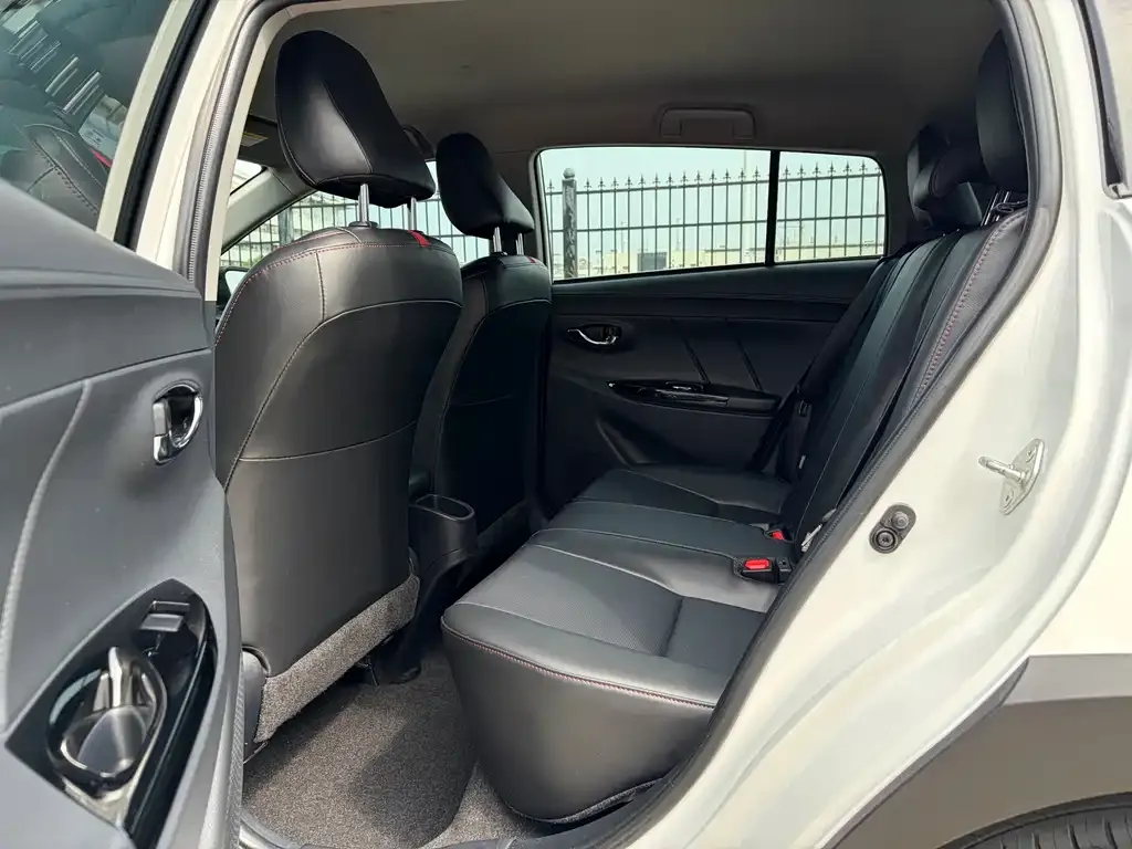 Toyota Yaris L — фото 8