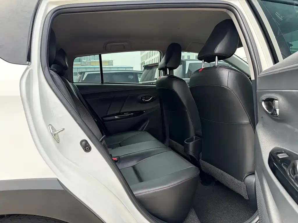 Toyota Yaris L — фото 6
