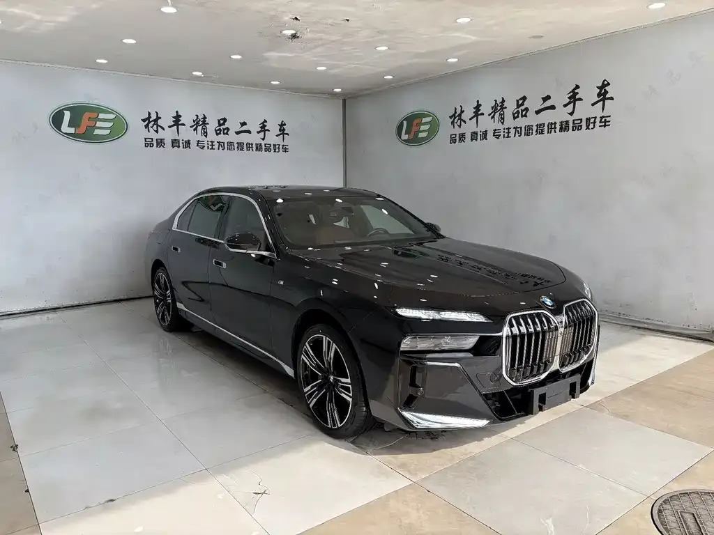 BMW 7 Series — фото 10