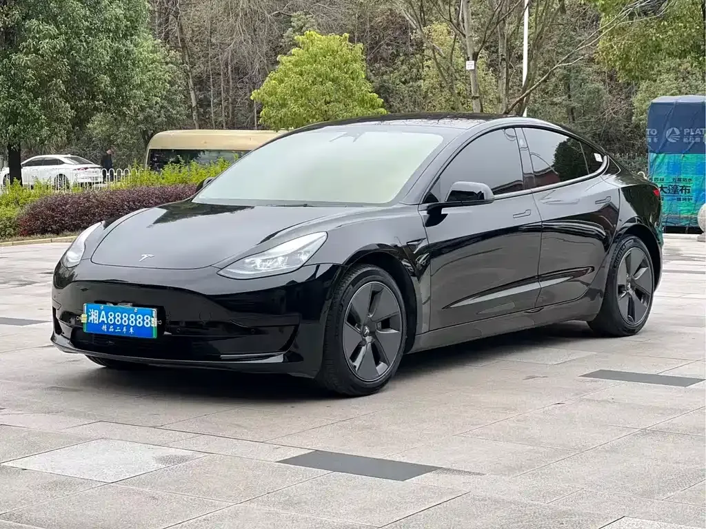 Tesla Model 3 — фото 1