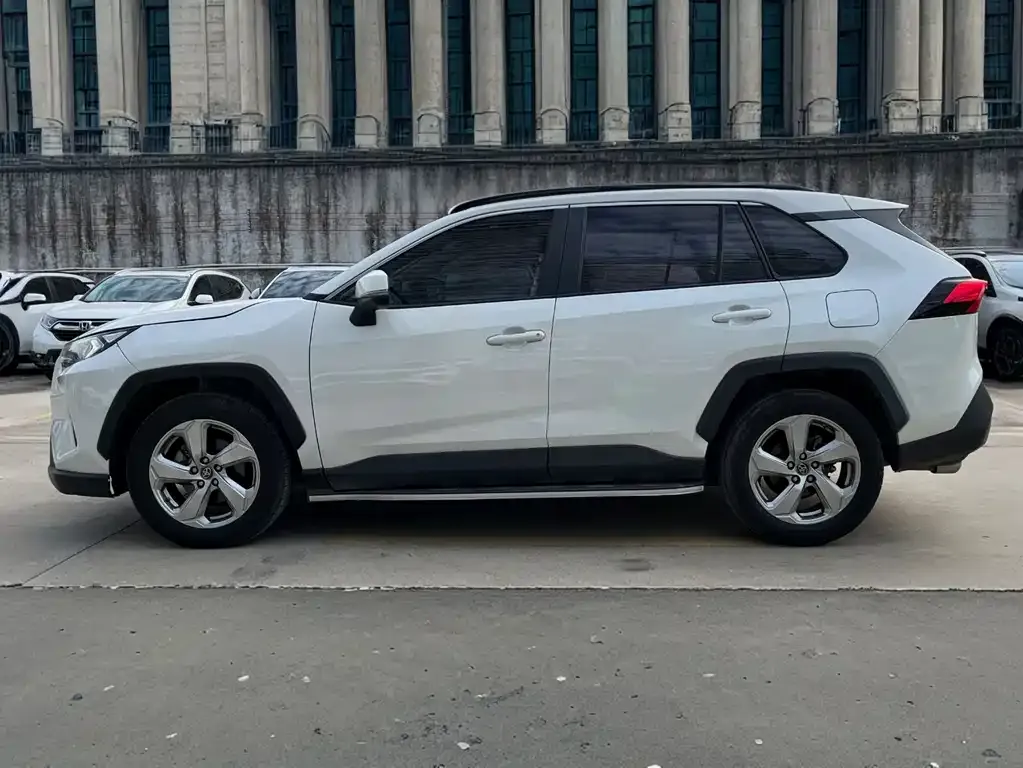 Toyota RAV4 — фото 2