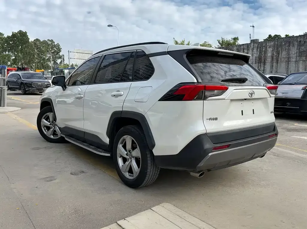 Toyota RAV4 — фото 4