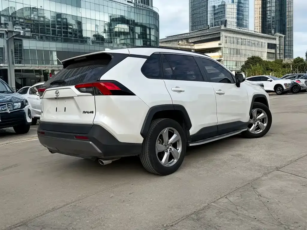Toyota RAV4 — фото 10