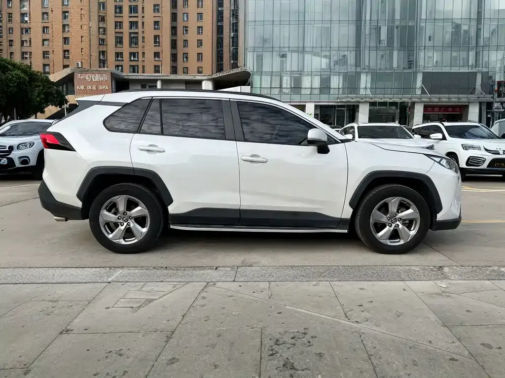Toyota RAV4 — фото 5