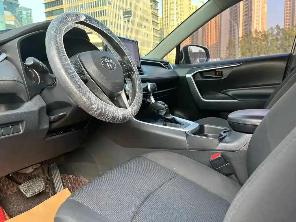 Toyota RAV4 — фото 9
