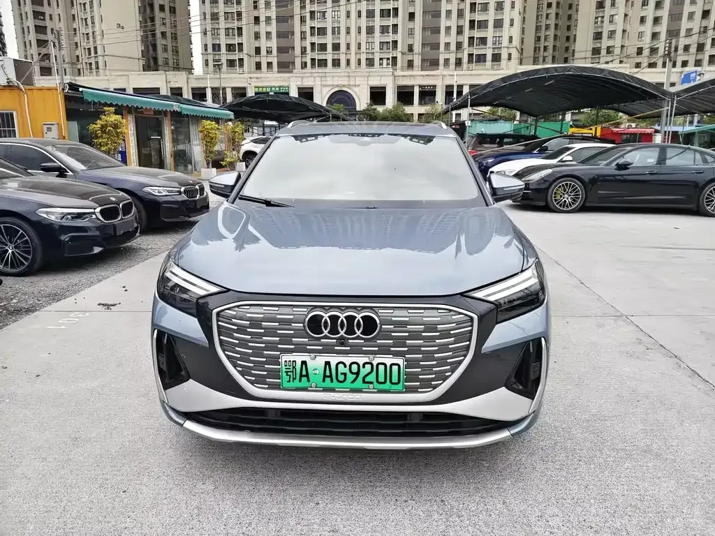Audi Q4 e-tron — фото 1