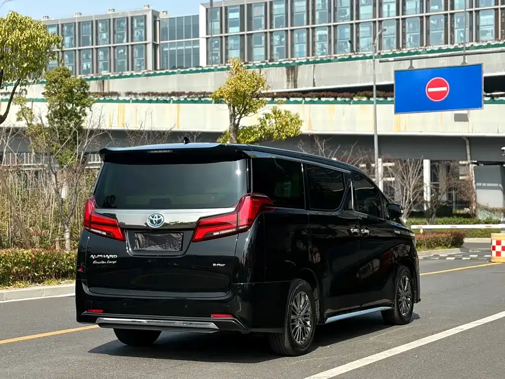 Toyota Alphard — фото 8