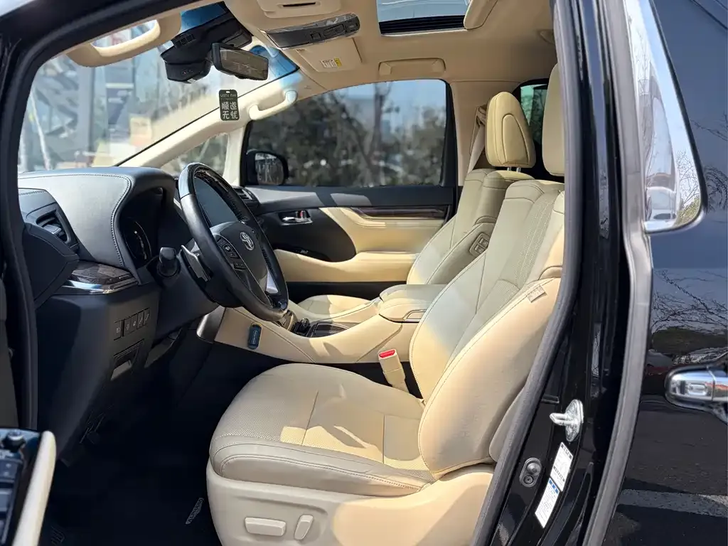 Toyota Alphard — фото 6
