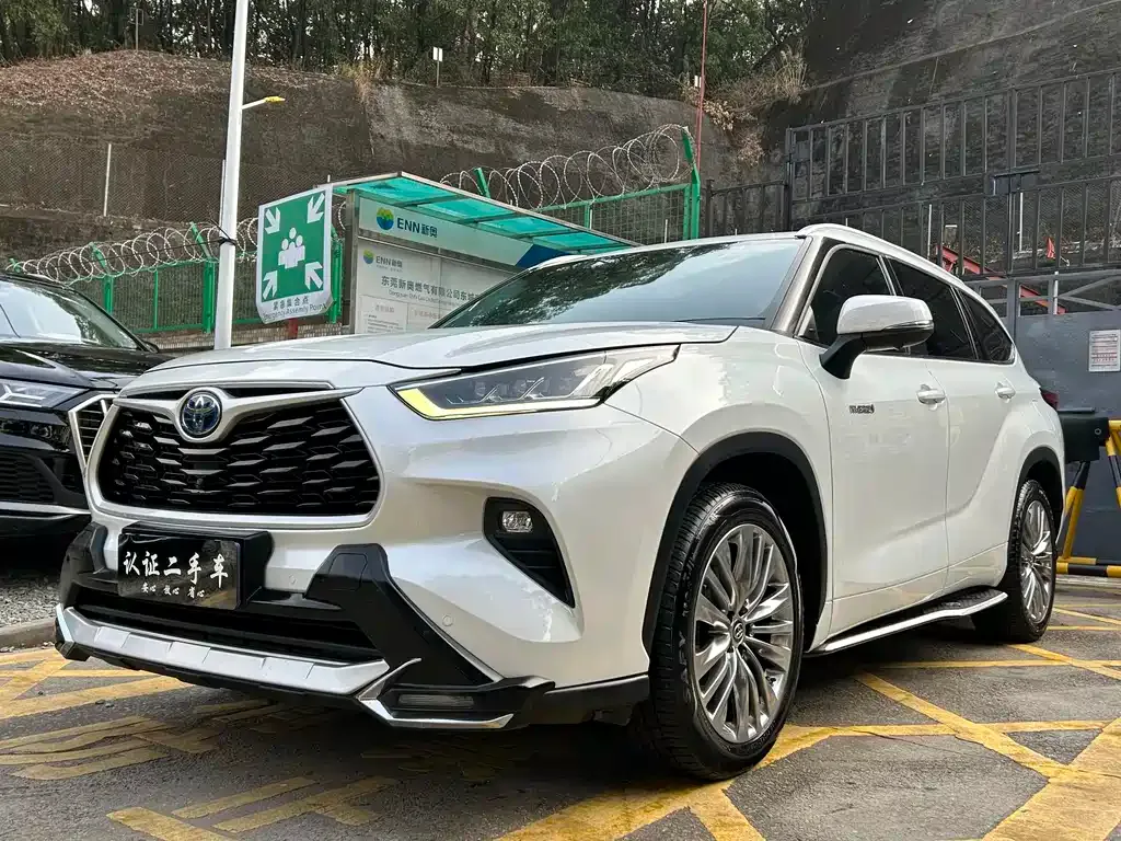 Toyota Highlander — фото 1