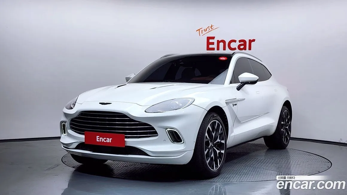 Aston Martin DBX — фото 1