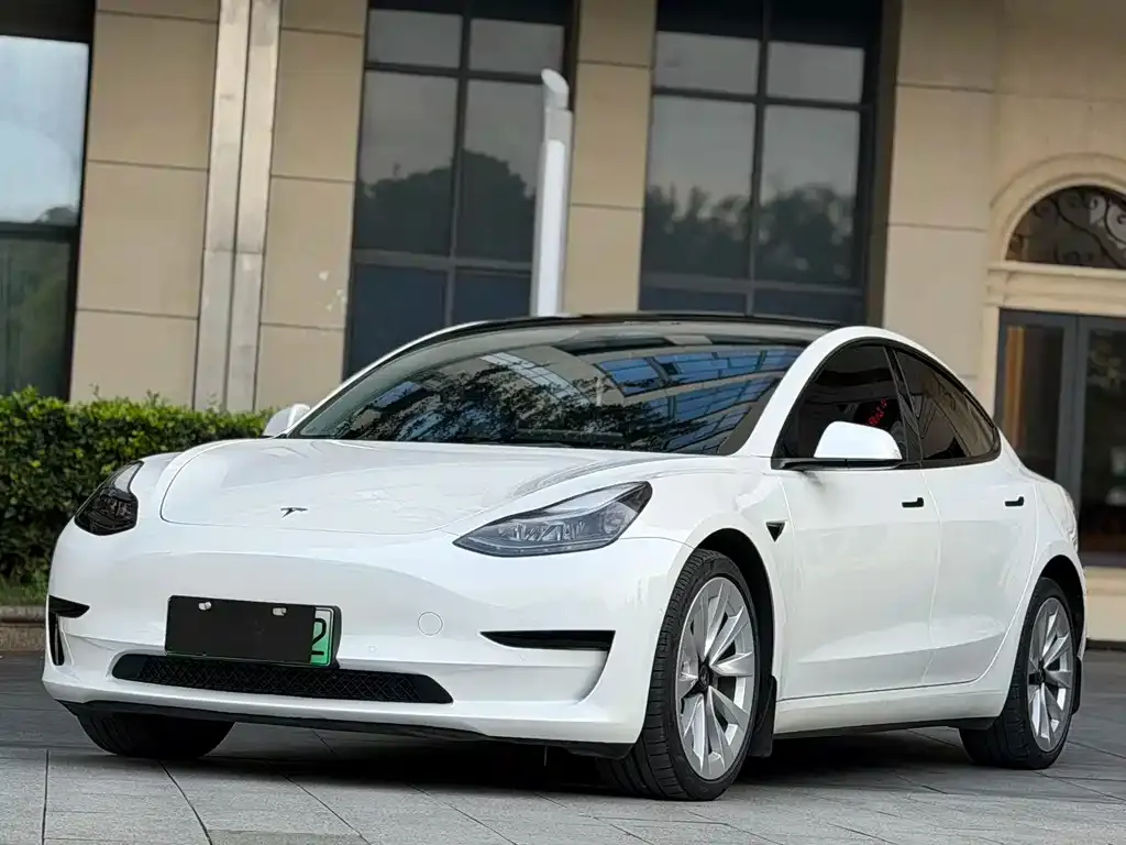 Tesla Model 3 — фото 1