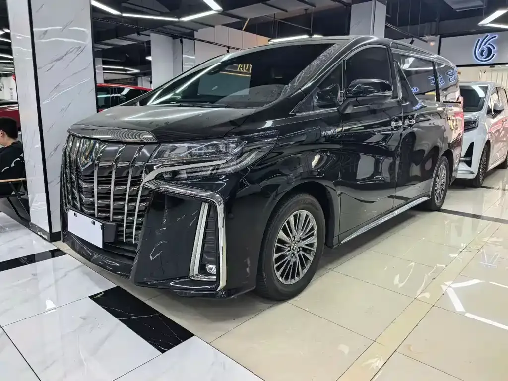 Toyota Alphard — фото 1