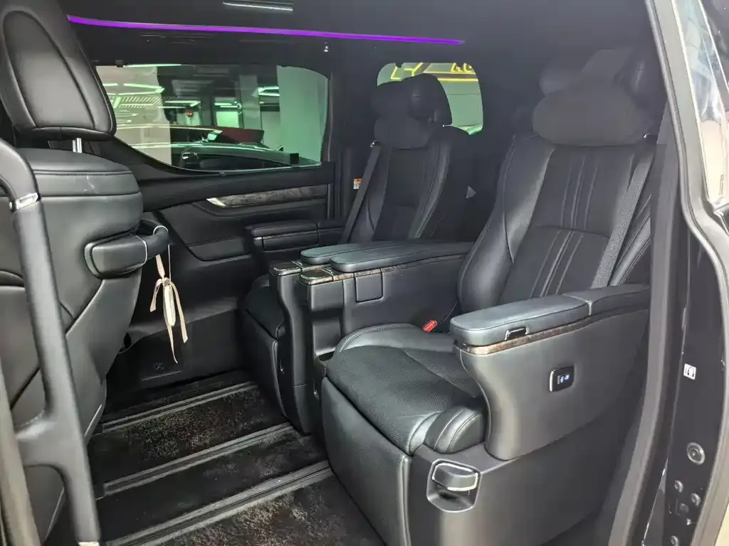 Toyota Alphard — фото 2