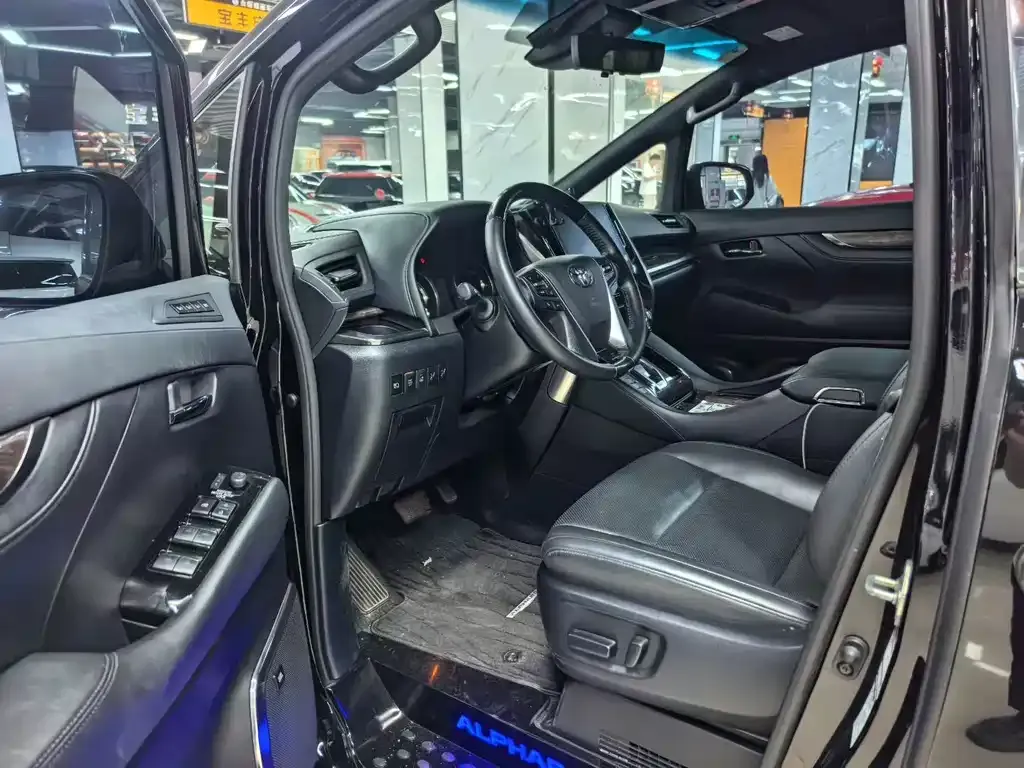 Toyota Alphard — фото 3