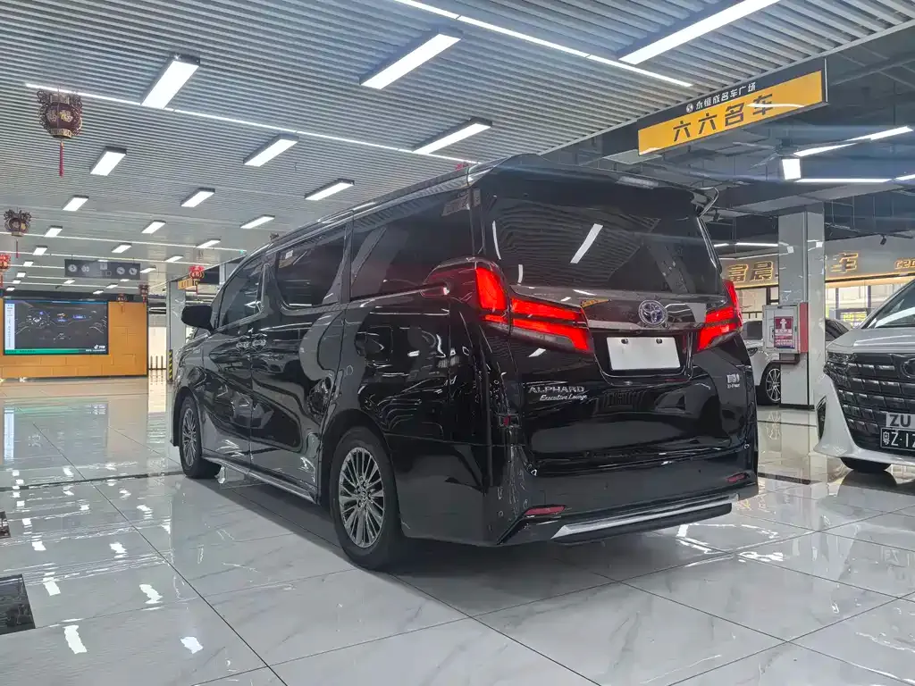 Toyota Alphard — фото 4