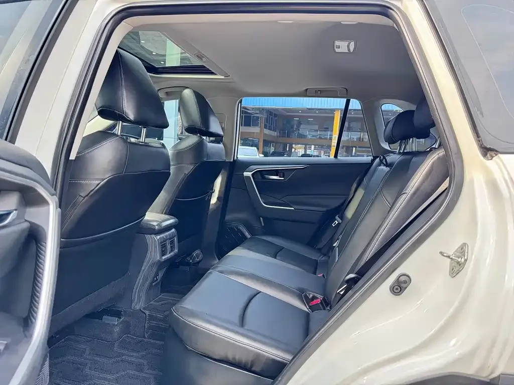 Toyota RAV4 — фото 4