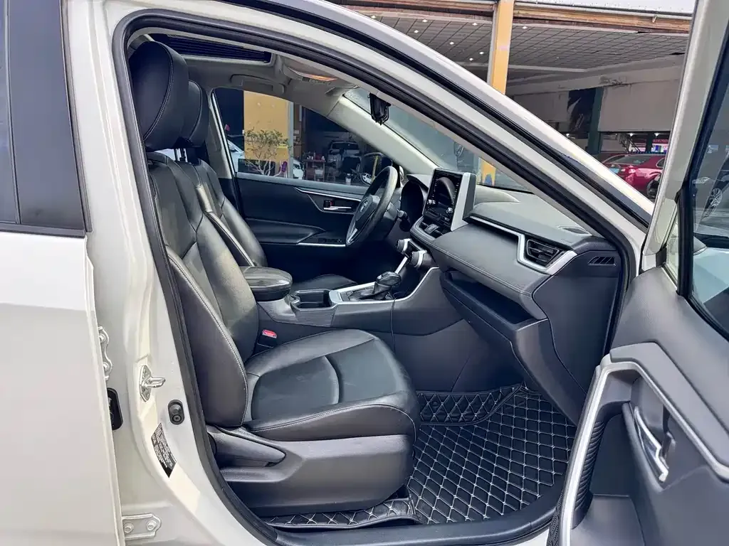 Toyota RAV4 — фото 5