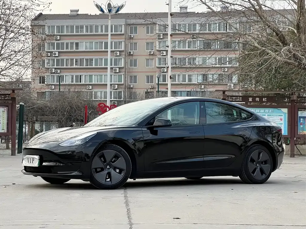 Tesla Model 3 — фото 1