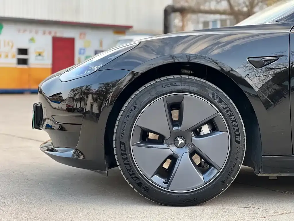Tesla Model 3 — фото 3