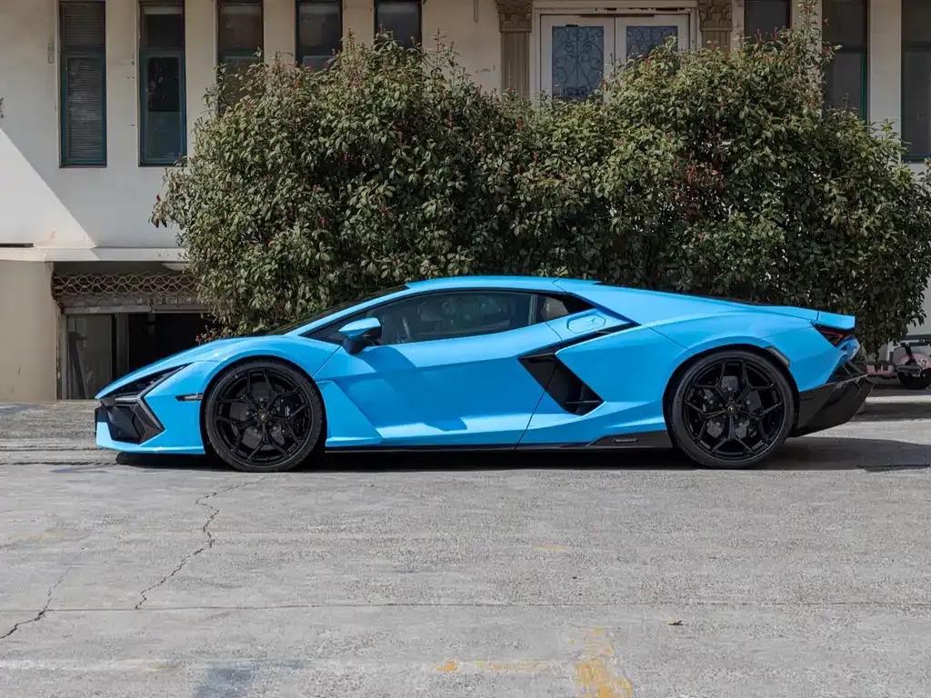 Lamborghini Revuelto — фото 8