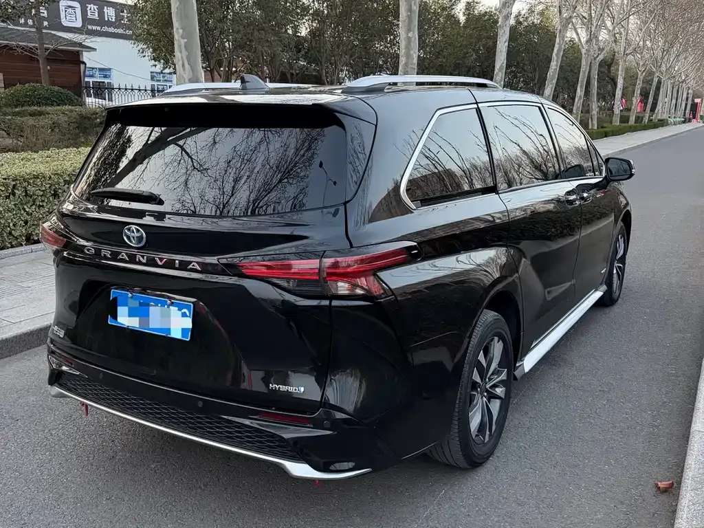 Toyota Granvia — фото 10