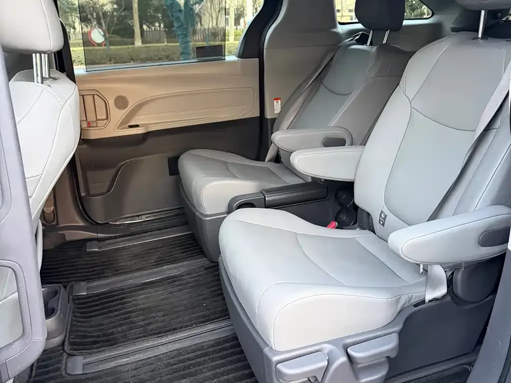 Toyota Granvia — фото 4