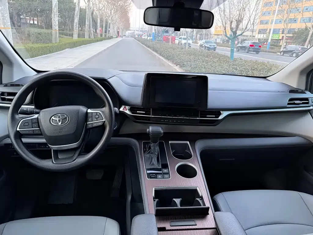 Toyota Granvia — фото 2