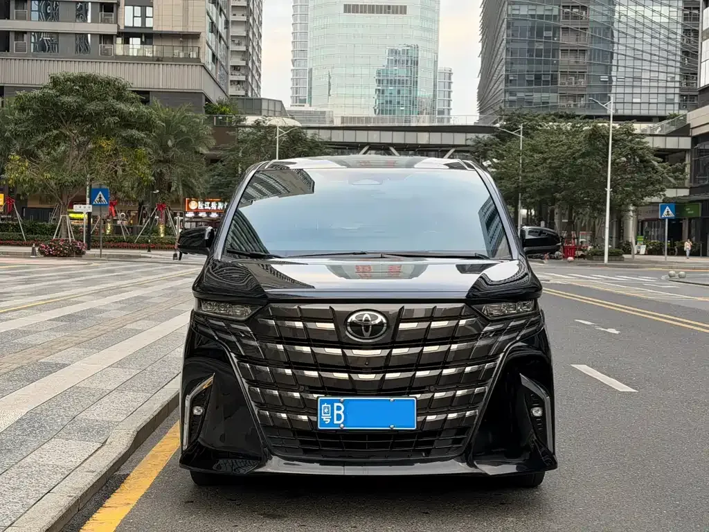 Toyota Alphard — фото 1