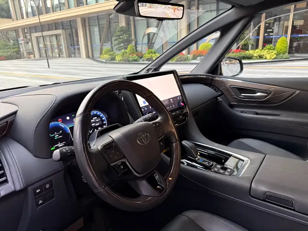 Toyota Alphard — фото 9