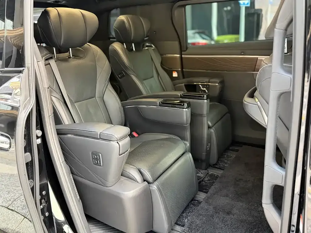 Toyota Alphard — фото 2