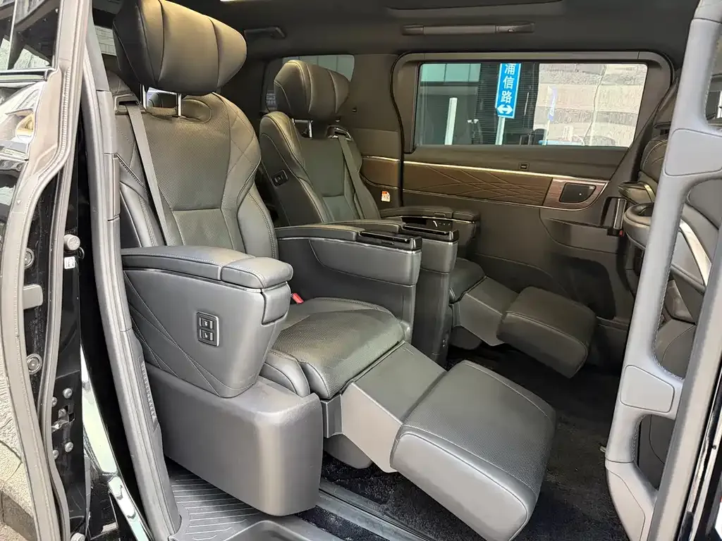 Toyota Alphard — фото 8