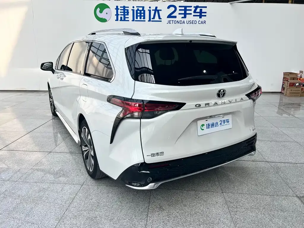 Toyota Granvia — фото 10