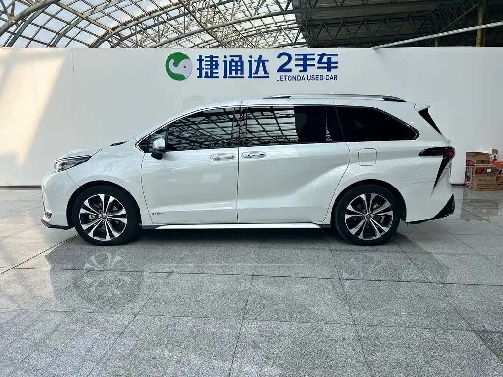 Toyota Granvia — фото 2