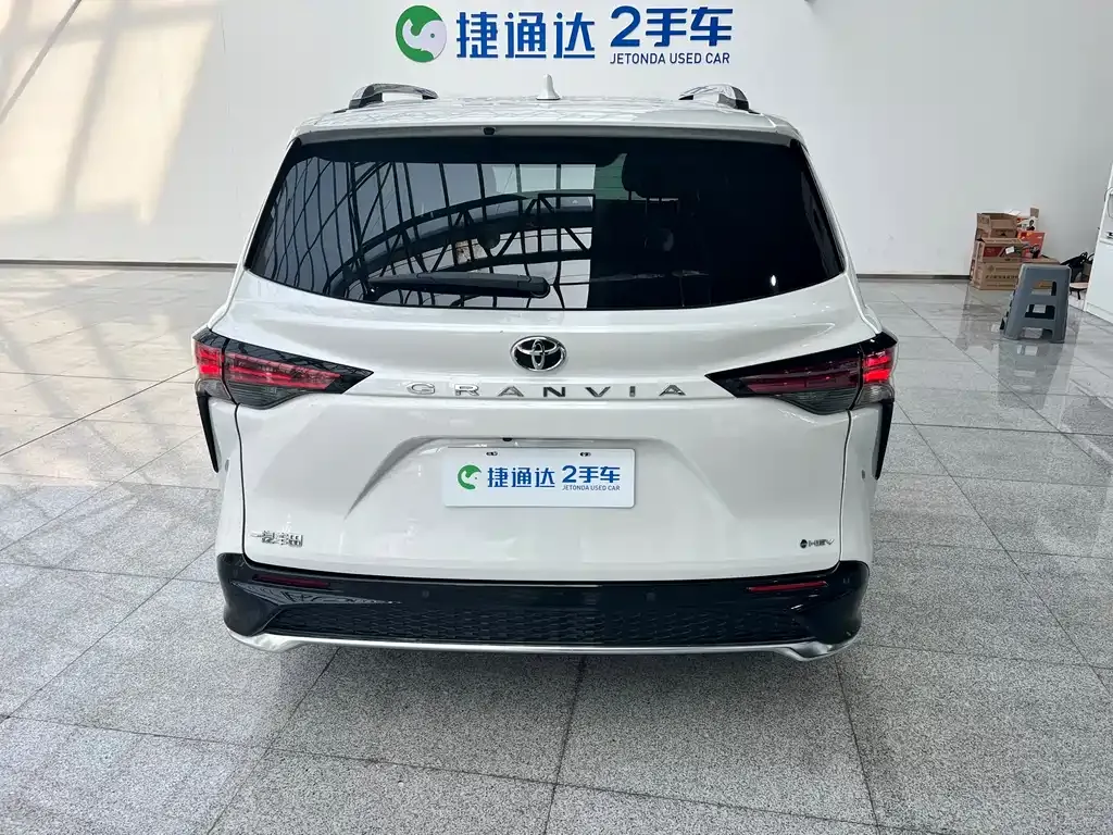 Toyota Granvia — фото 3