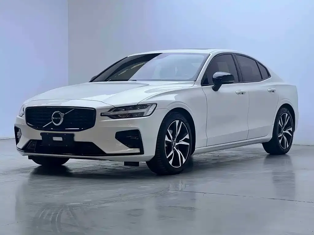 Volvo S60 — фото 1