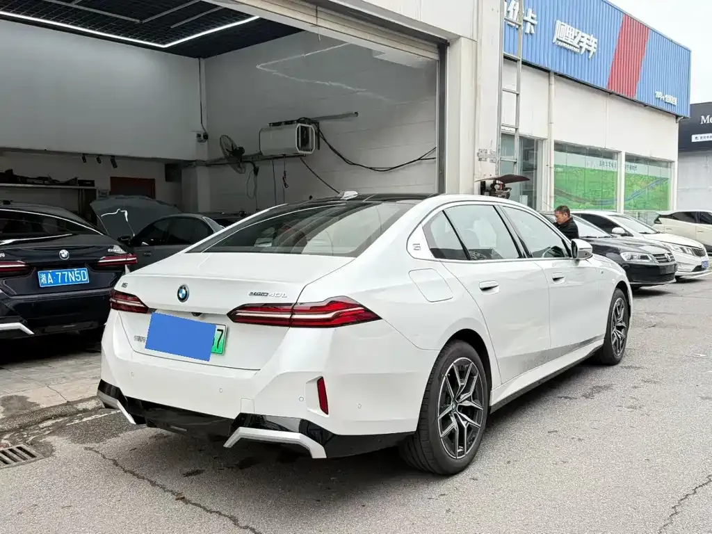 BMW i5 — фото 2
