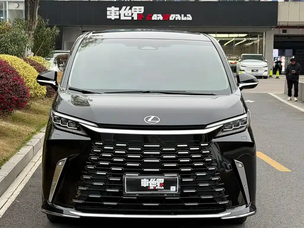 Lexus LM — фото 1