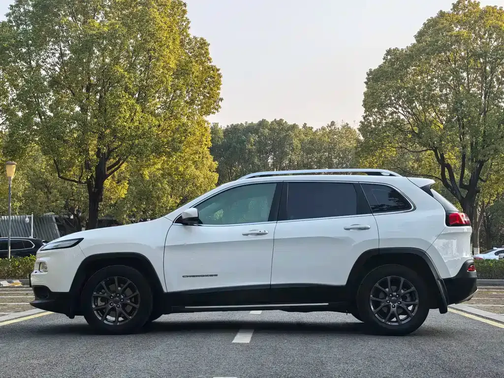 Jeep Cherokee — фото 7