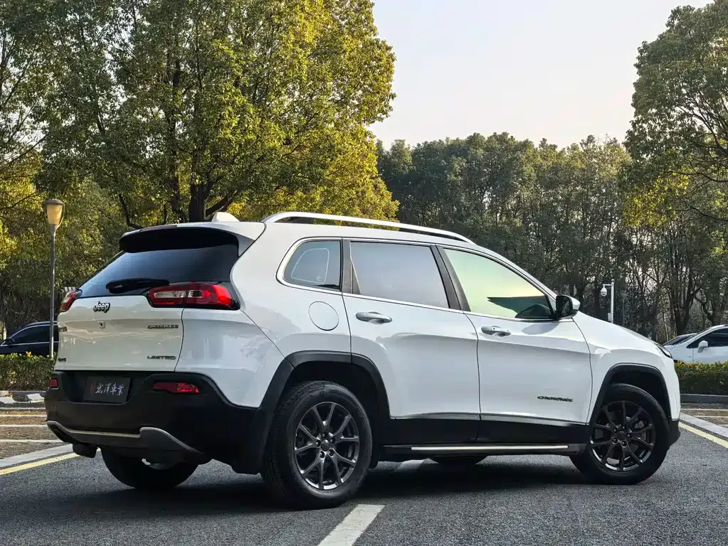 Jeep Cherokee — фото 8