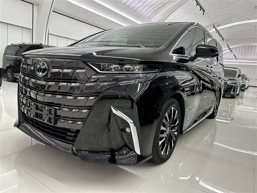 Toyota Alphard — фото 1