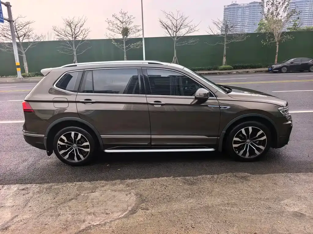 Volkswagen Tiguan L — фото 7