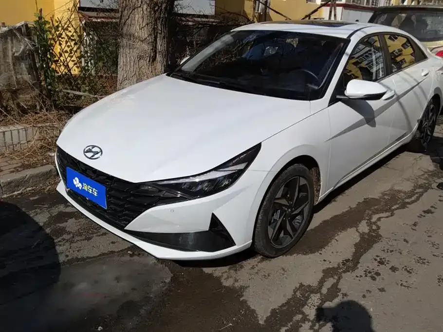 Hyundai Elantra — фото 1