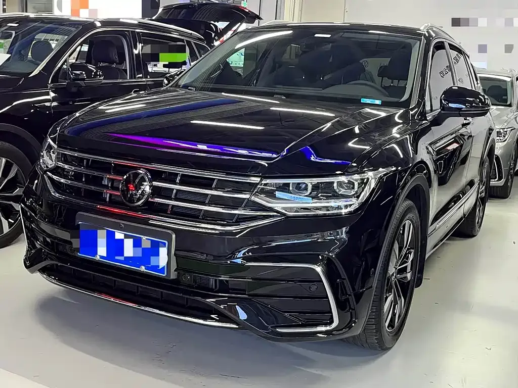 Volkswagen Tiguan L — фото 1