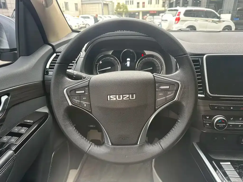 Isuzu MU-X — фото 10