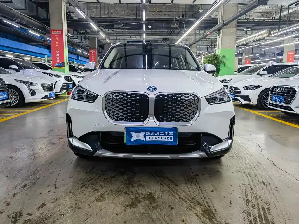 BMW iX1 — фото 10