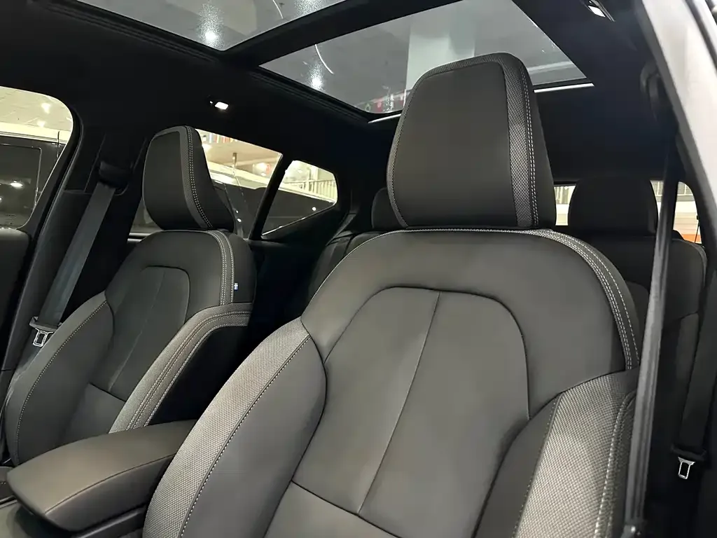 Volvo XC40 — фото 7