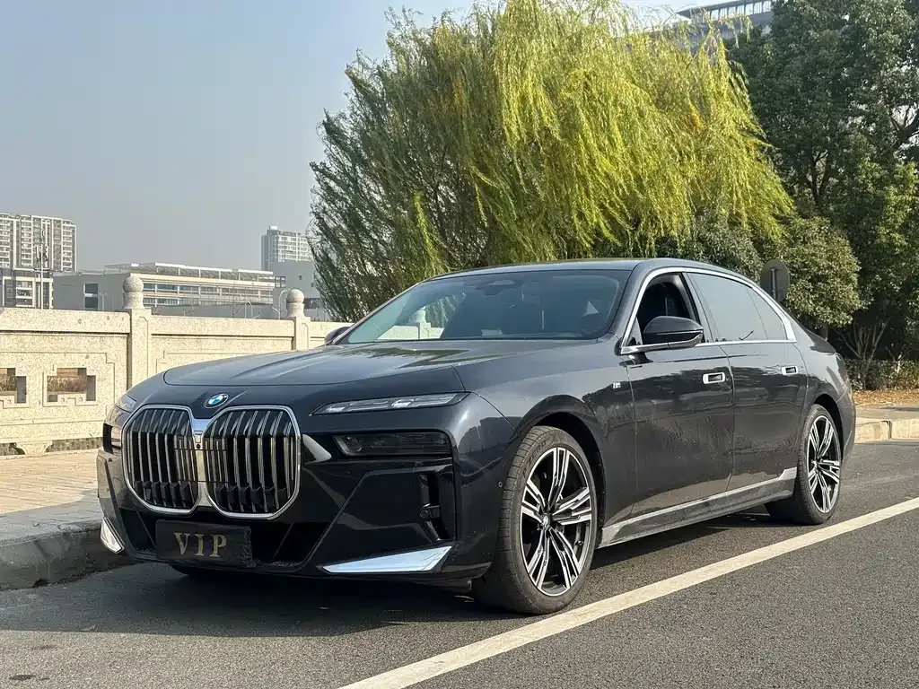 BMW 7 Series — фото 1