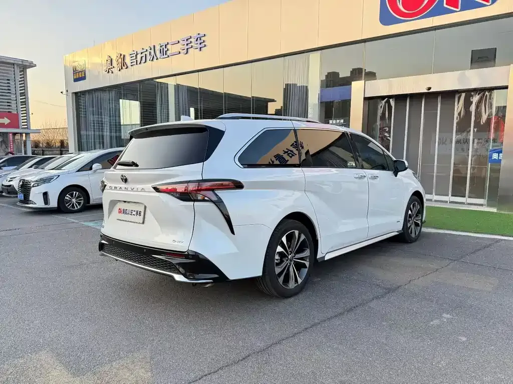 Toyota Granvia — фото 9